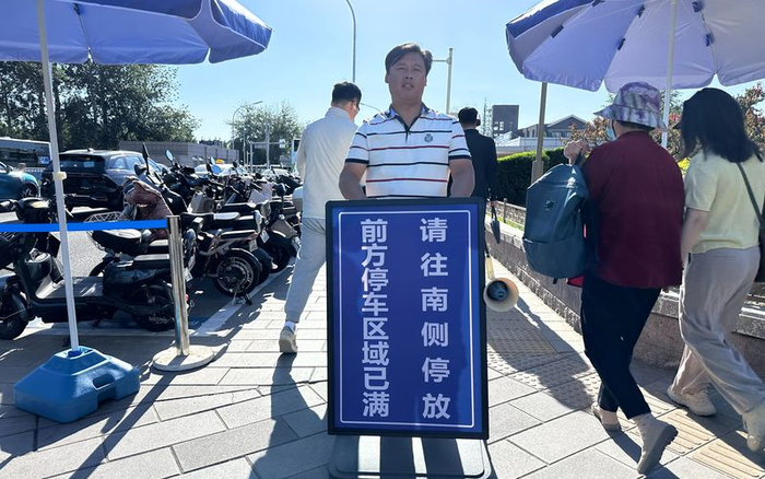 八宝山站D口外的一处非机动车停放区停满了车。新京报记者 王贵彬 摄