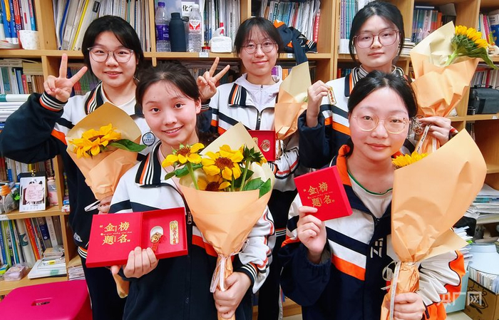 同学们收获“特别的礼物”充满勇往前行的力量（央广网记者  栾小琳  摄）
