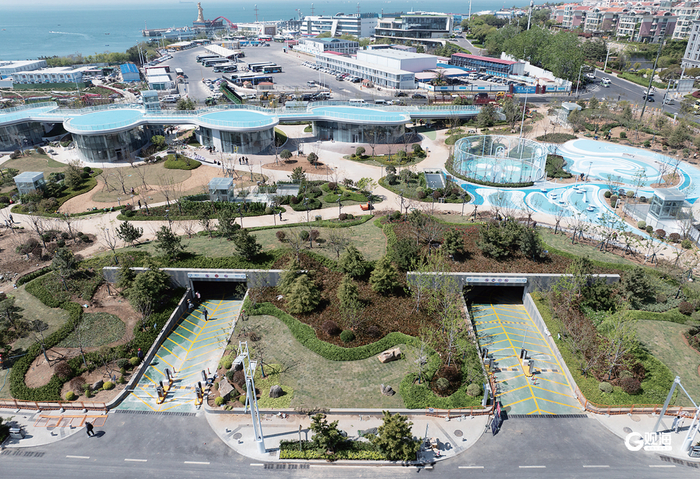 “地下停车+地面公园+空中云桥”，小麦岛海滨旅游设施正不断升级。刘栋 摄