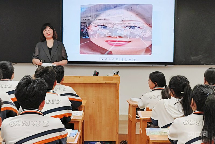 黎老师满含热泪讲述与同学们的过往（央广网记者  任振国  摄）