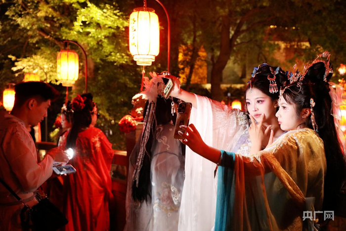 游客身穿汉服在洛邑古城景区拍照打卡（央广网发  洛邑古城景区供图）