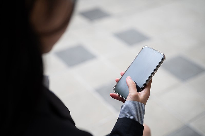 靠触控进行交互的手机，人需要时刻将其带在身边，属于“强交互”｜图片来源：视觉中国