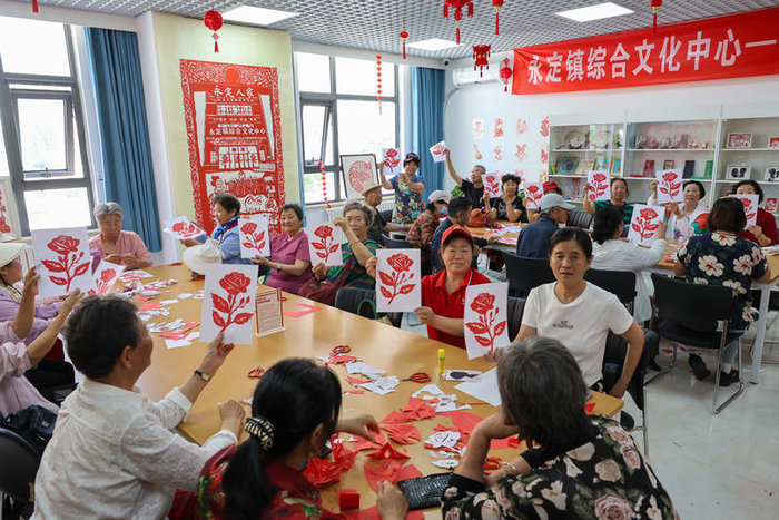 永定镇综合文化中心，居民学习剪纸。新京报记者 王子诚 摄