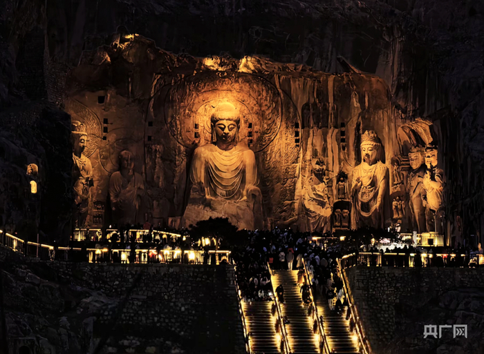 龙门石窟景区夜景（央广网记者  王勇生  摄）