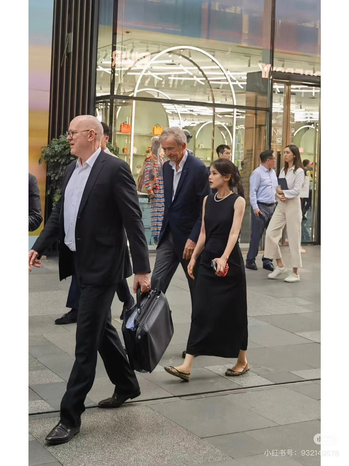 曾因陪同LV老板巡店走红的伍玉珊 图片来源：伍玉珊小红书