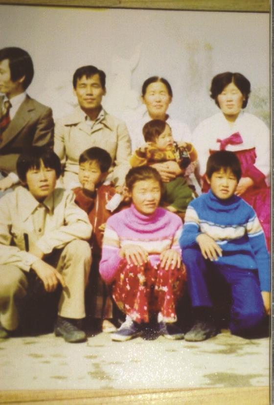 △李在明（第一排左一）童年时期的全家福。（图源：韩国《中央日报》）