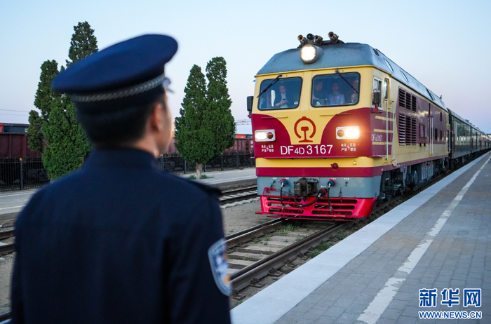   6月3日，K23次国际旅客列车正缓缓驶入二连车站。新华网发（杨金烨 摄）