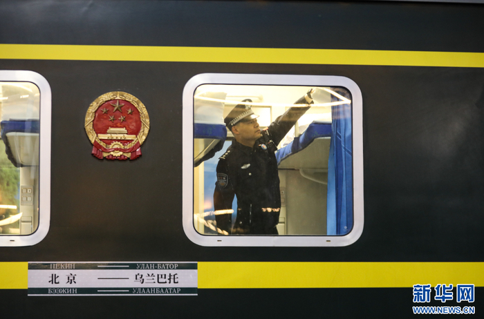   6月3日，二连出入境边防检查站移民管理警察检查国际旅客列车车体。新华网发（杨金烨 摄）