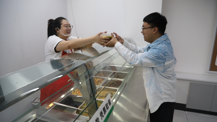 职工接过预定的冷面