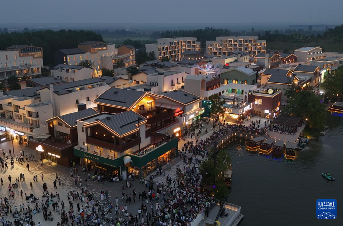 5月31日，游客在河北省秦皇岛市北戴河新区渔田七里海度假区游览（无人机照片）。  新华社记者 杨世尧 摄