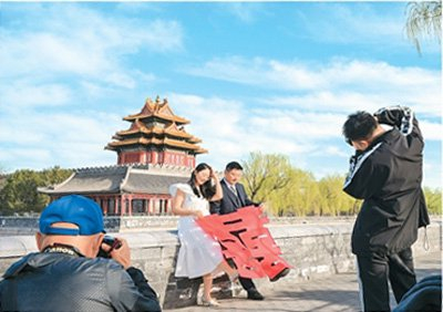 一对情侣在北京故宫角楼处拍摄新婚照片。新华社记者 李 贺摄