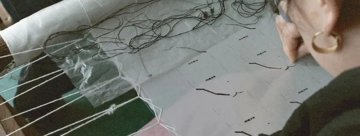 阿嬷手作尝试在门店装修上结合在地化和非遗表达，呈现“手艺”。从上到下依次为：佛山纸灯、竹编、成都皮影、苏绣