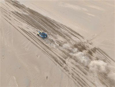 参赛选手驾驶赛车疾驰在赛道上。新华社记者 胡虎虎摄