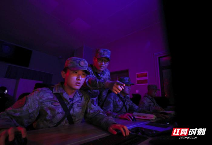 官兵在战备值班中。(张大禹 摄)
