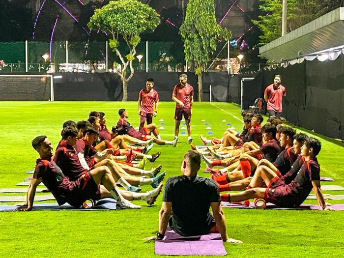 6月3日，在印度尼西亚雅加达，中国男足进行训练前热身。新华社