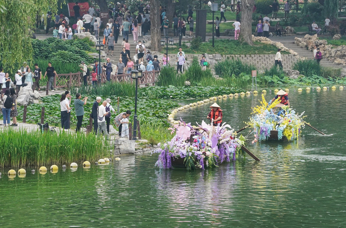 陶然亭公园花舟巡游串起多彩民俗活动。 方非摄