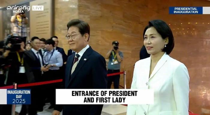 当地时间6月4日上午11时,李在明和夫人金惠京走入韩国国会大楼,参加总统就职仪式。图/韩国媒体报道截图。