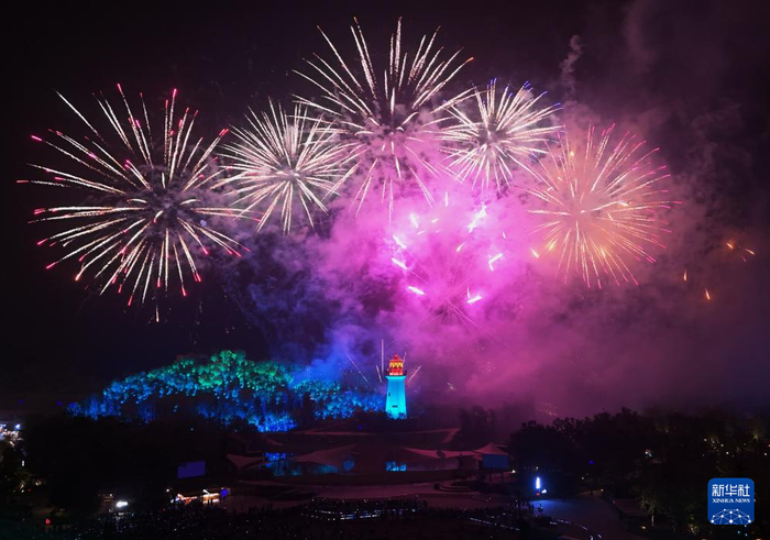5月31日拍摄的河北省秦皇岛市北戴河新区渔田七里海度假区的烟花秀（无人机照片）。  新华社记者 杨世尧 摄