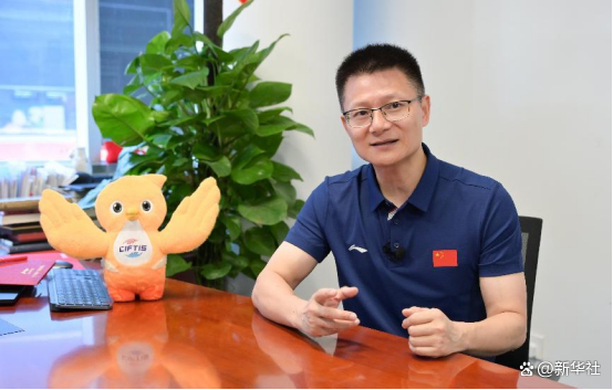 图为李宁集团副总裁宋春涛接受新华网专访。新华网 毕尚宏 摄