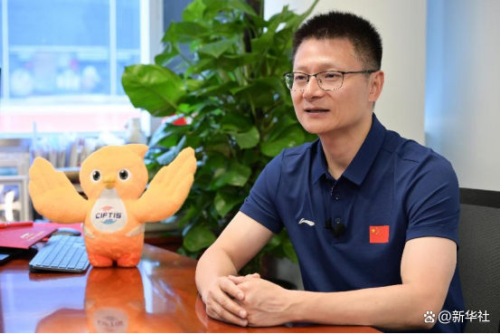 图为李宁集团副总裁宋春涛接受新华网专访。新华网 毕尚宏 摄