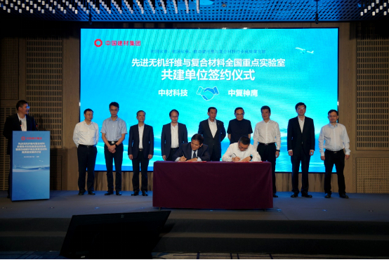 ▲先进无机纤维与复合材料全国重点实验室主任、