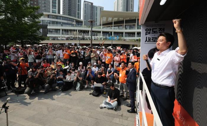 6月1日,韩国华城市,韩国改革新党总统候选人李俊锡(右)在竞选集会上拉票。图/IC