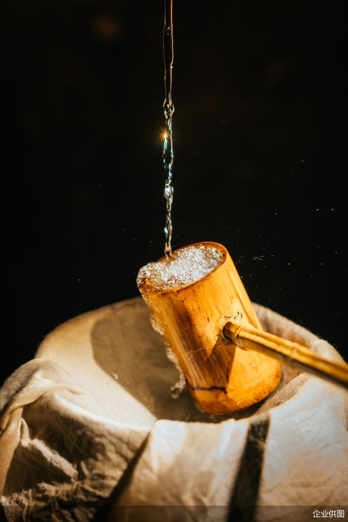 新酿出的五粮液