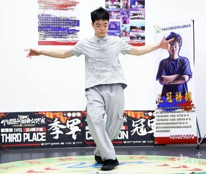 王冠梧桐屡次创下吉尼斯世界纪录。文波 摄