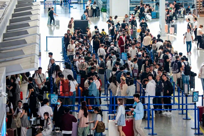 5月1日，在上海浦东机场排队值机的乘客。图/IC