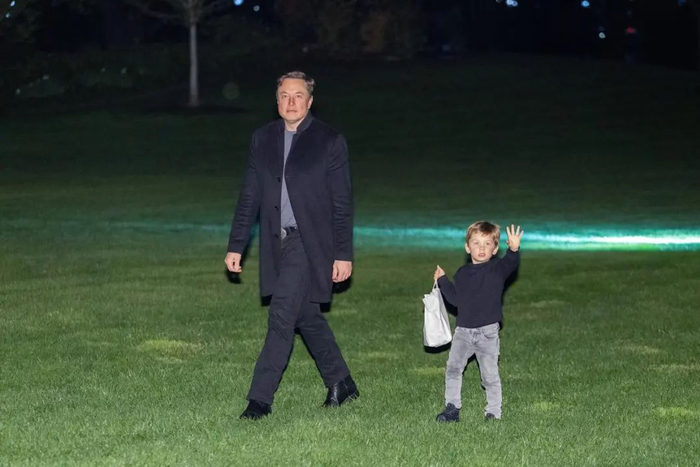 这是4月13日在美国首都华盛顿白宫拍摄的埃隆·马斯克和儿子X。新华社记者胡友松摄