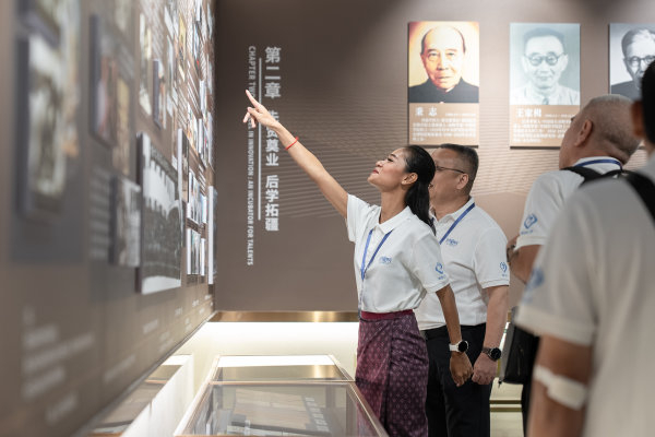 来自东南亚五个国家19位官员及鲸豚类专家在中国科学院水生生物研究所，学习交流长江江豚保护经验。王宁波 摄
