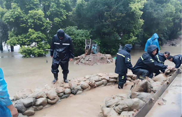 　　图4升级改造前，南京鼓楼区防汛人员在江堤内筑起防汛围堰