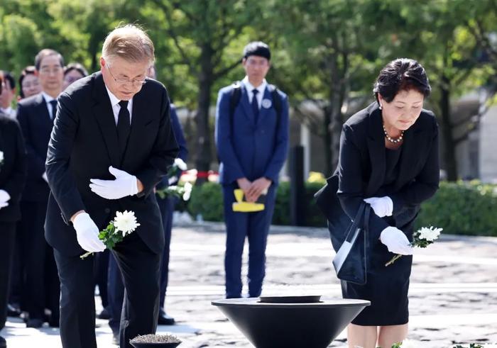 5月23日,韩国庆尚南道金海市烽下村,韩国前总统文在寅与夫人出席已故前总统卢武铉逝世15周年追悼仪式。图/视觉中国
