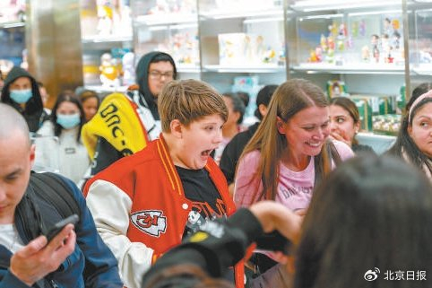 美国粉丝兴奋等待。    北京日报发