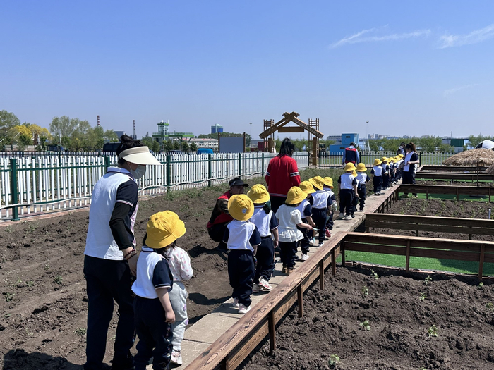 小朋友在佳南实验农场北大荒现代农业庄园研学（央广网发  刘雨娃  摄）
