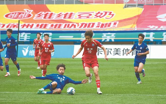 5月31日，在徐州奥体中心体育场举行的江苏省城市足球联赛第三轮赛事中，徐州队迎战连云港队。 郑思宇 摄 （视觉江苏网供图）