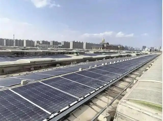 2024年3月30日，地铁2号线塔利停车场分布式光伏发电项目成功并网并发电。（资料图）