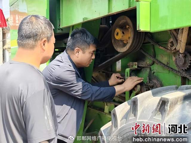 图为技术人员进行农机检修培训。 孙雨蝶 摄