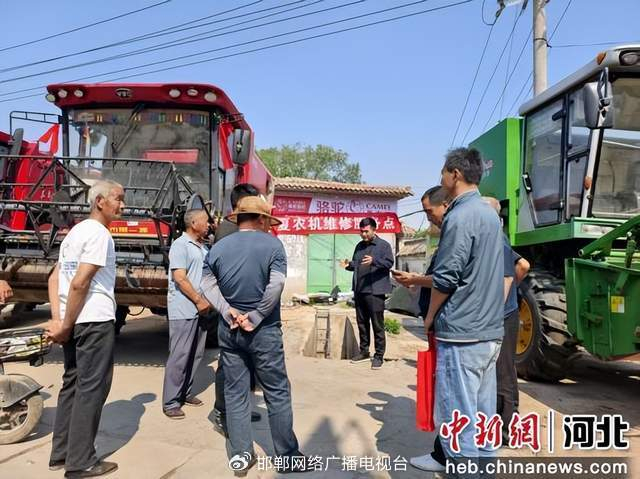 图为技术人员对农机手进行现场讲解。 孙雨蝶 摄