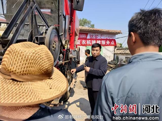 图为技术人员进行农机检修培训。 孙雨蝶 摄