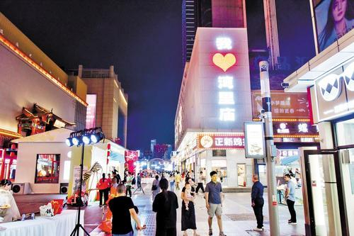    5月13日晚，石家庄市湾里庙步行街人流不息。    本组图片由本报记者史晟全摄