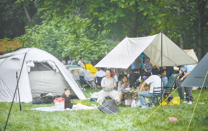 游客在平谷一处露营地乐享惬意时光。 本报记者 方非 摄