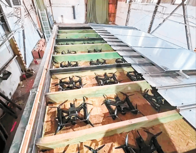 乌克兰媒体公布的画面显示，乌方无人机被存放在木质暗格之中，通过卡车运输并进行发射。图源：环球时报