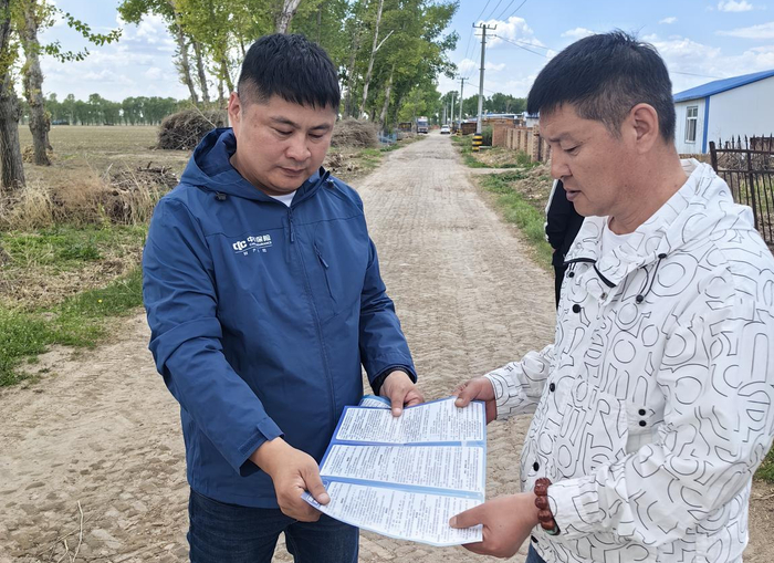 中华财险工作人员向农户介绍商业性保险产品