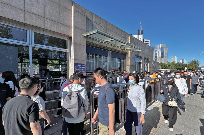6月4日，地铁八宝山站D口外，乘客在导流围栏内排队等候。 摄影/新京报记者 王贵彬