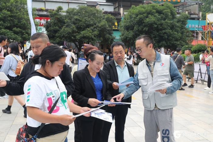 工作人员向群众普及网络有害信息相关知识
