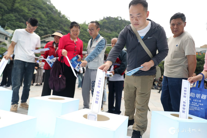 活动现场，市民参与互动游戏