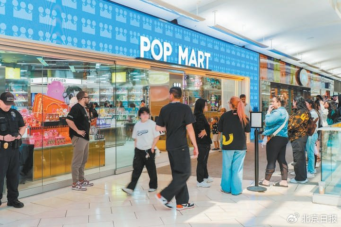 泡泡玛特对美国部分门店进行限流，顾客排长队等候进店抢购。    北京日报发