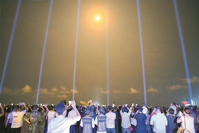 图为游客在瑶光火箭观礼平台拍摄火箭升空。