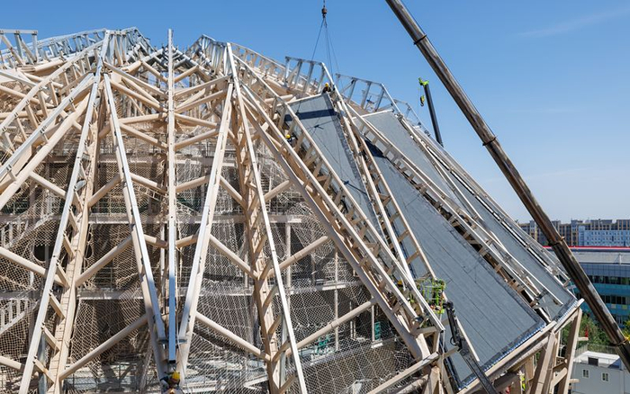 中国杂技艺术中心建设项目施工现场，1950座大型剧场正在覆盖防水复合板。新京报记者 王子诚 摄